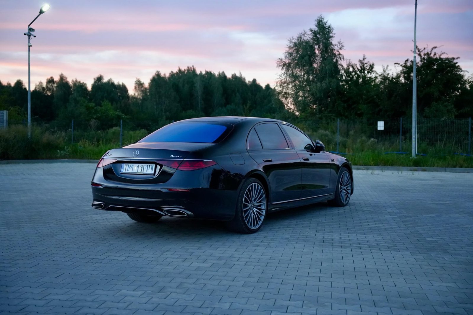 Czarny Mercedes-Benz S 580 Long na placu o zmierzchu